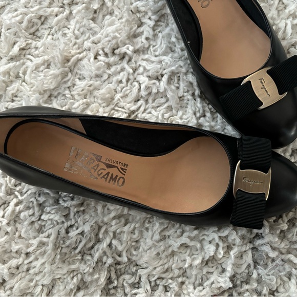 Authentic Ferragamo Vara shoes 8B - Picture 6 of 9